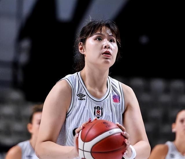 篮协给李梦和韩旭奖励