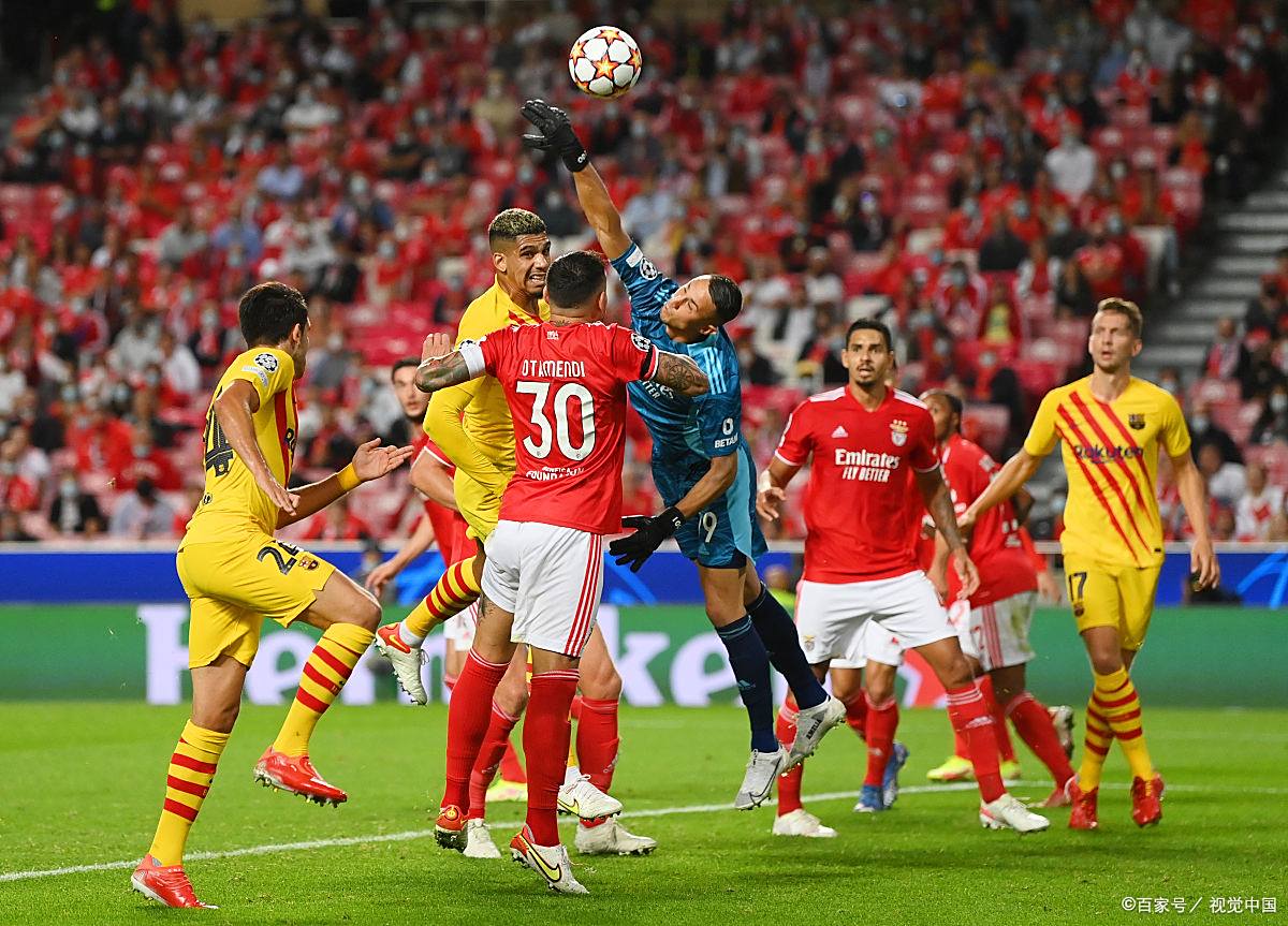 拜仁慕尼黑完胜多特蒙德，升至德甲榜首