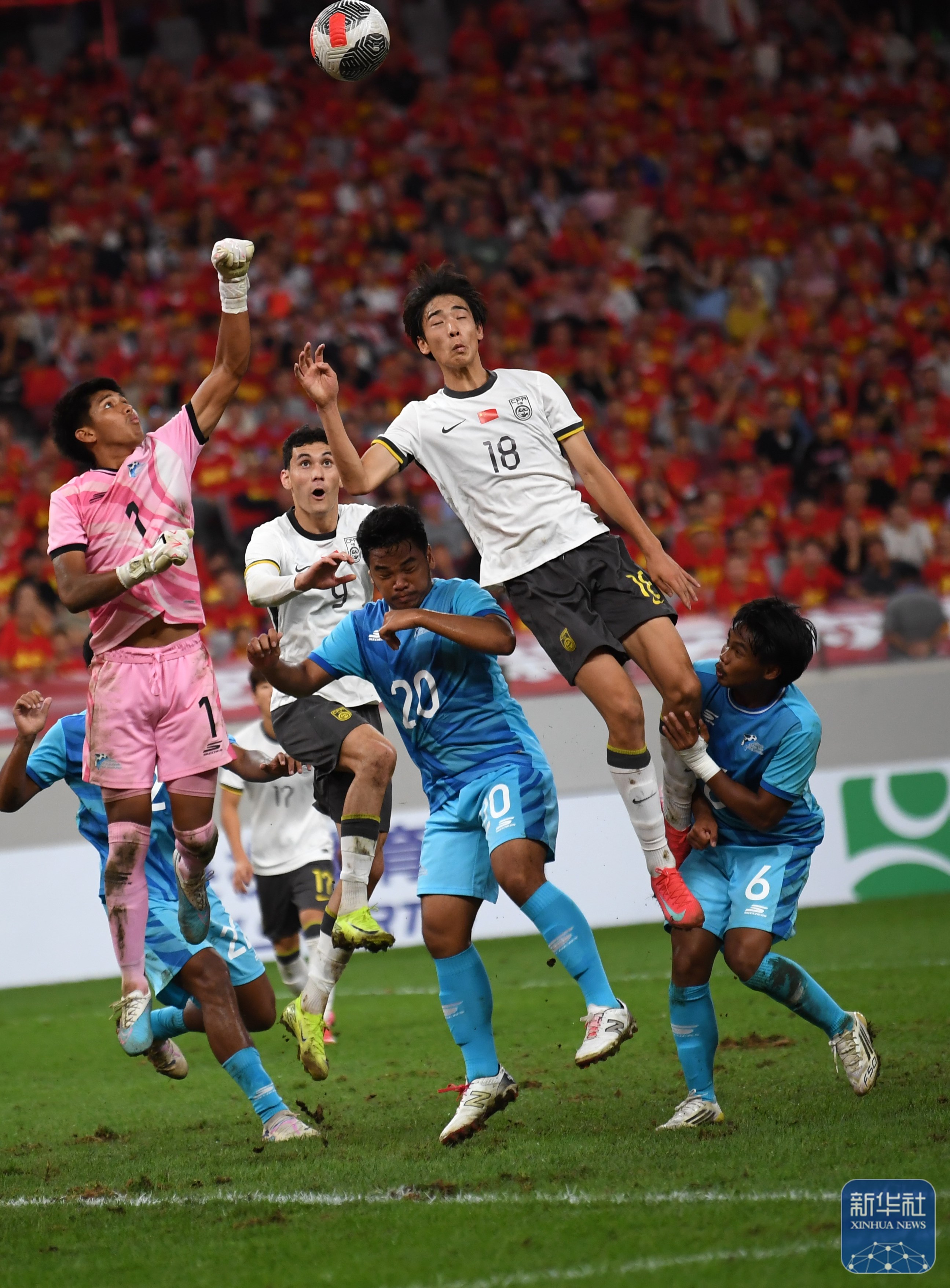 亚洲球队在国际赛场上燃情拼搏！(足球洲际赛事有哪些)